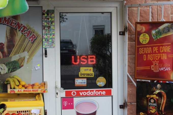 Afisaj cu led-uri rosii pentru vitrine