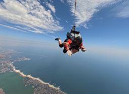 Salturi cu parașuta la 4000 de metri deasupra Mării Negre, la aerodromul Tuzla