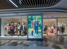 Tommy Hilfiger relansează magazinul din București Mall Vitan