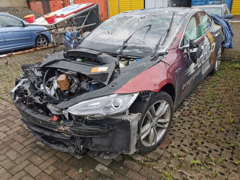 Tesla imediat dupa accident